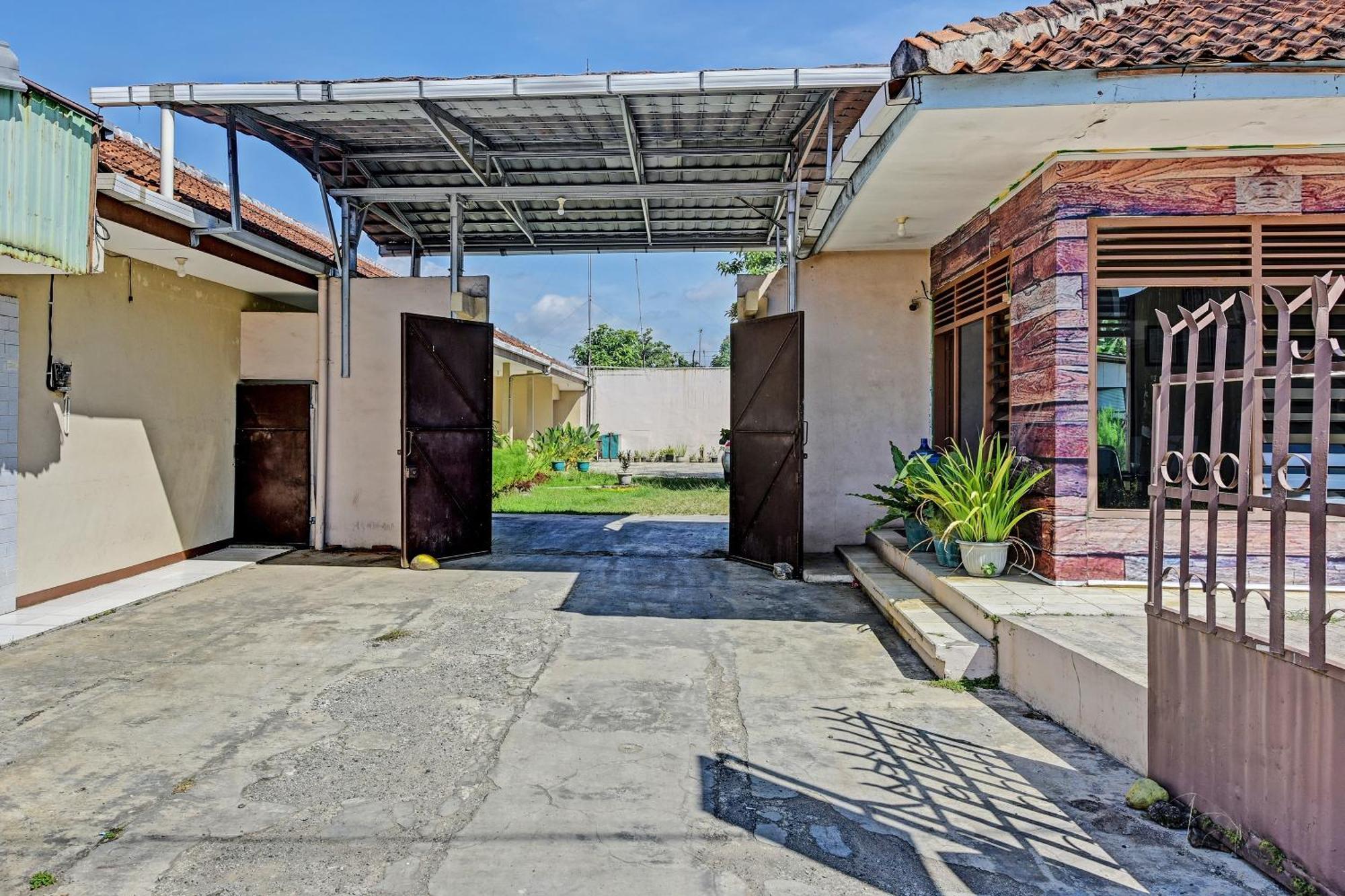 Oyo 90443 Hotel New Kartika In Cilopadang Экстерьер фото